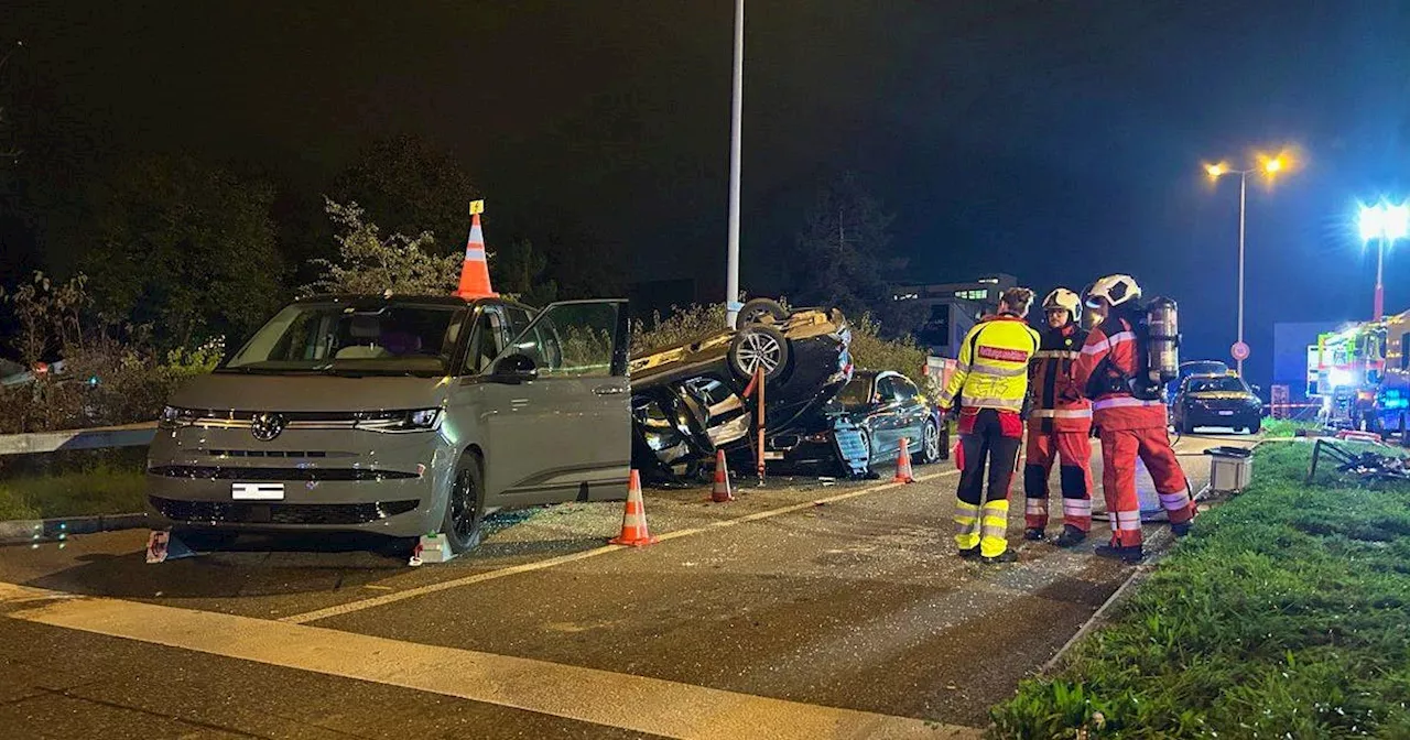 Sechs Verletzte bei Auffahrunfall vor Rotlicht in Regensdorf