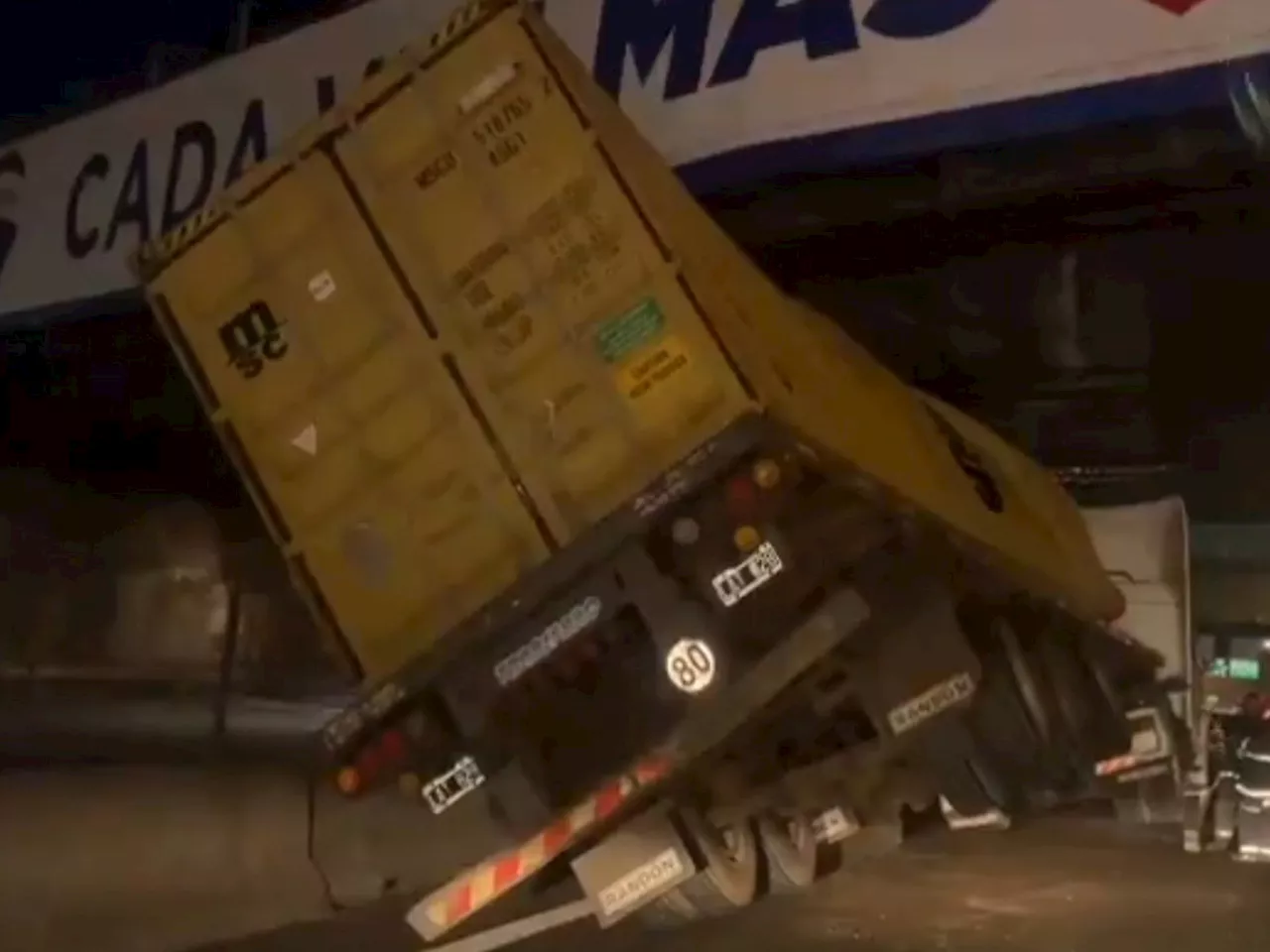 Un camión que quedó atrapado debajo de un puente en la Avenida General Paz: el conductor se salvó de milagro