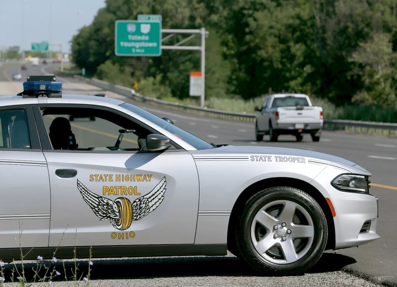 Crash on I-71 in Medina County leaves two dead; troopers searching for vehicle that fled