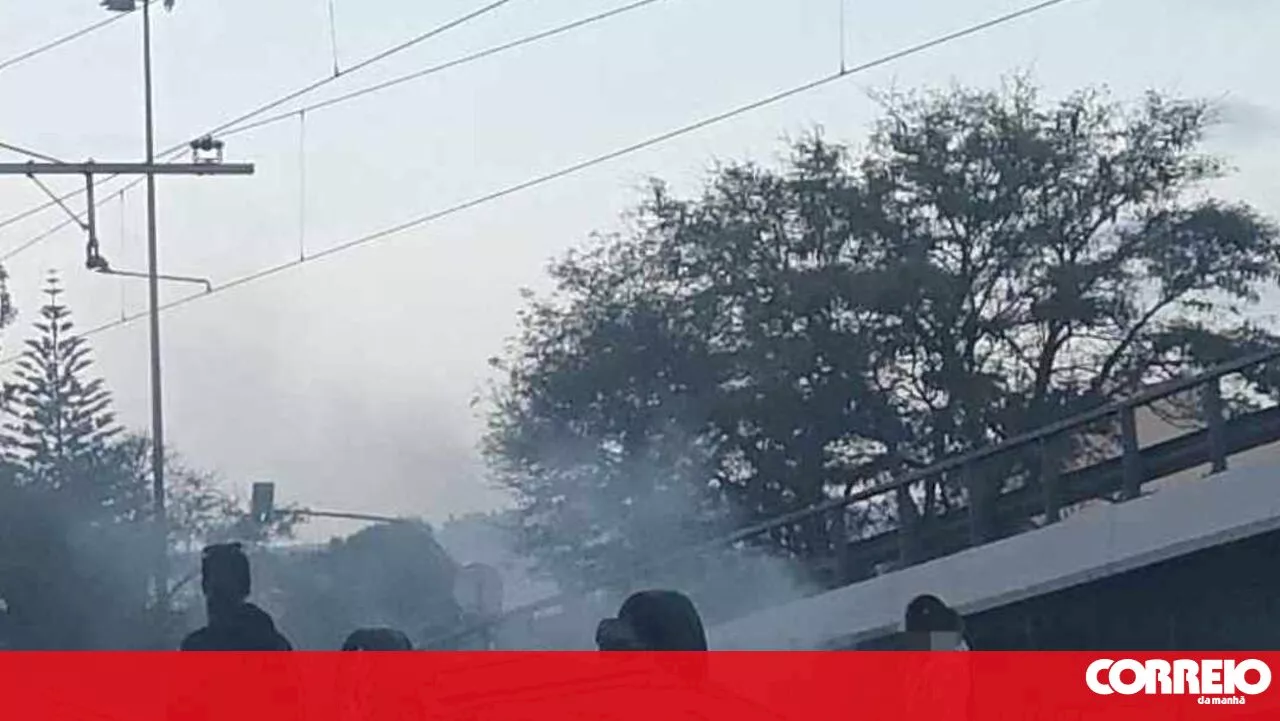 Carro capota para a linha ferroviária de Cascais. Circulação cortada nos dois sentidos