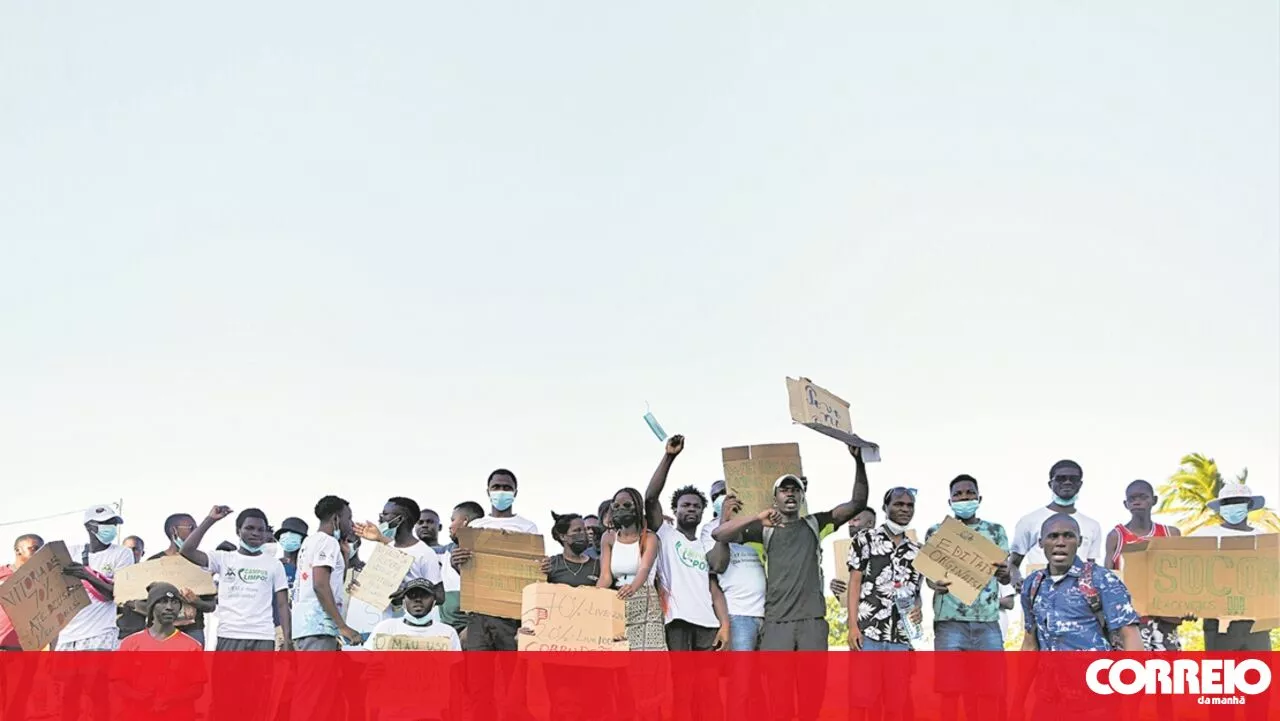 Confrontos com manifestantes em Maputo ferem dezenas de polícias