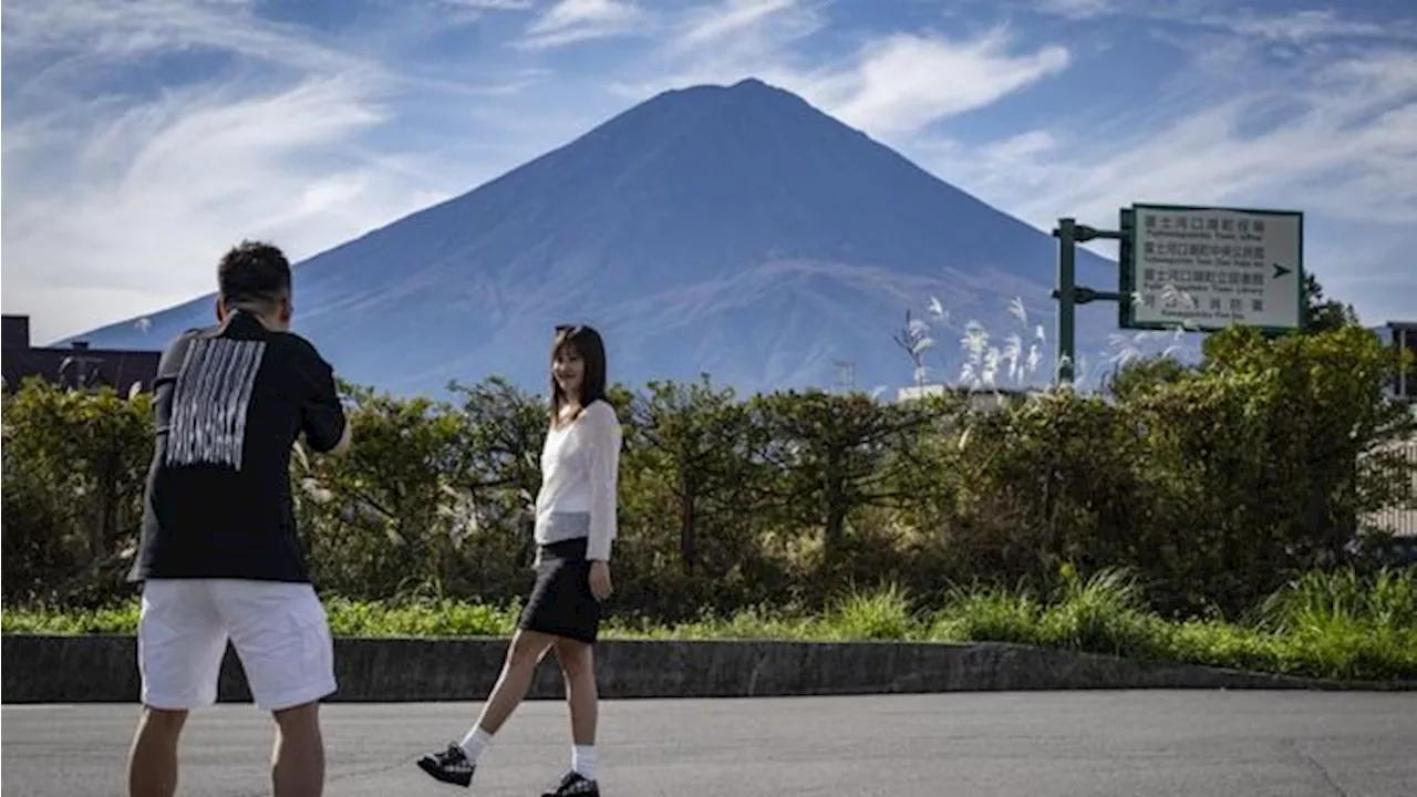 Potret Fenomena Langka Gunung Fuji 'Botak' Tanpa Salju