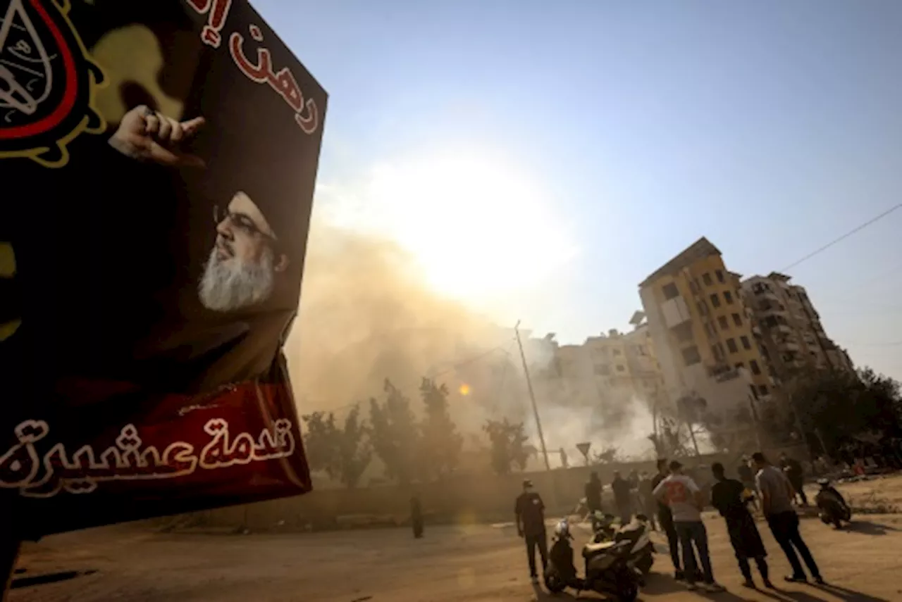 Dans la banlieue sud de Beyrouth, les portraits des 'martyrs' flottent sur les ruines