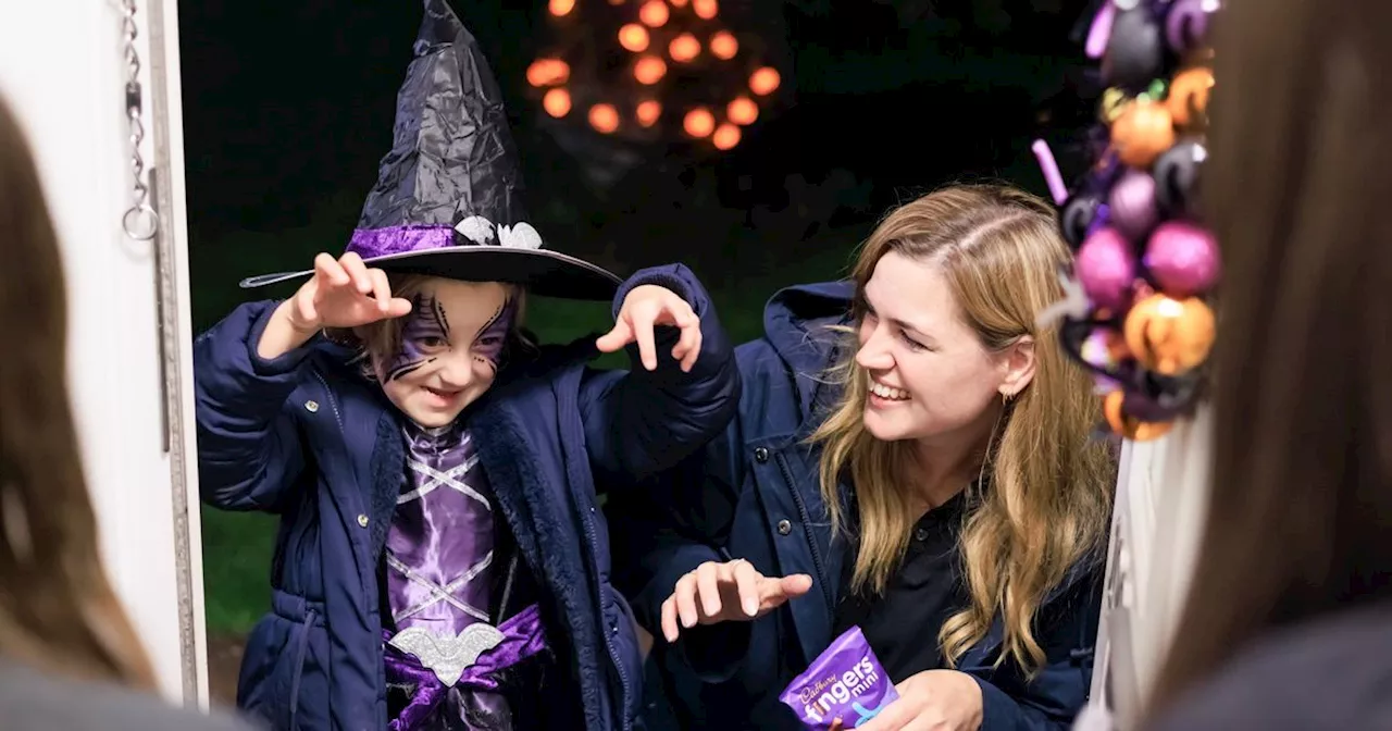 Neighbours of deaf girl, 6, learn sign language so she can go trick or treating