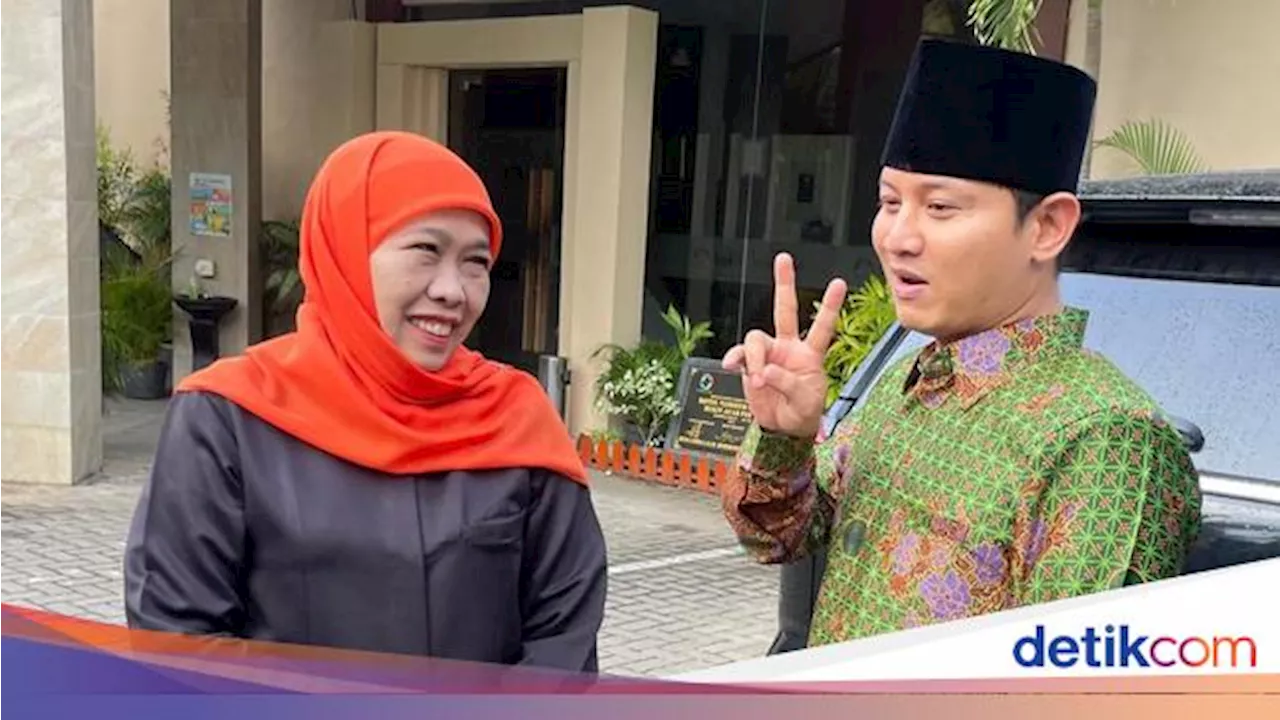 Momen Ipin Pakai Baju Muslimat Dampingi Khofifah Sapa Warga Trenggalek