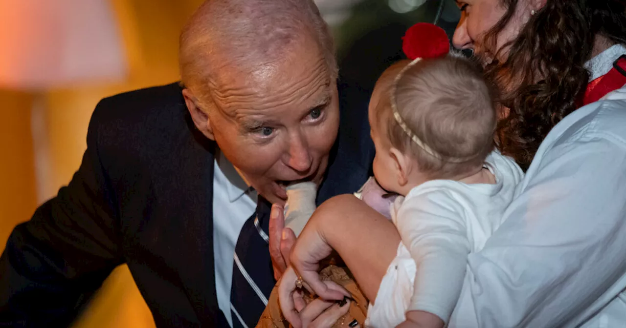 Dolcetto o morsetto? Joe Biden morde un bimbo alla festa di Halloween alla Casa Bianca e poi fa uno sguardo…