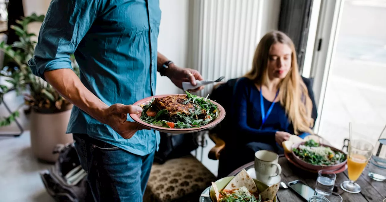 Sohn sprengt Familienessen, weil Mutter seiner Frau nichts Veganes kocht