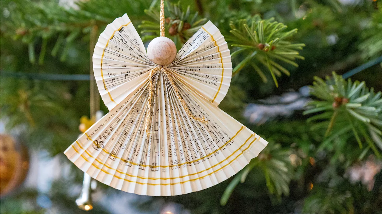 Weihnachtsdeko basteln: Papier-Engel aus alten Buchseiten (dauert nur 5 Minuten)