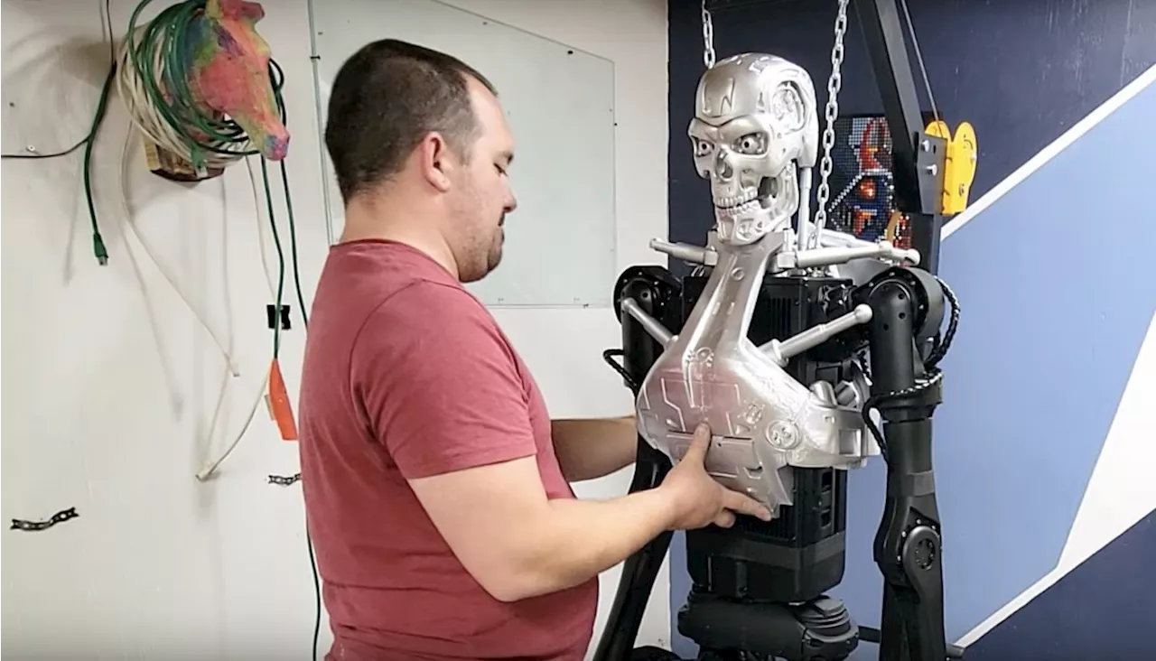 Halloween: Bastler baut humanoiden Roboter zu Terminator T-800 um