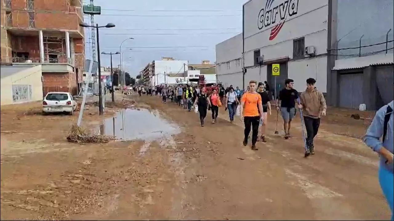 Gli angeli del fango di Valencia: 'Quest'anno festeggiamo Halloween così, aiutiamo gli anziani soli'