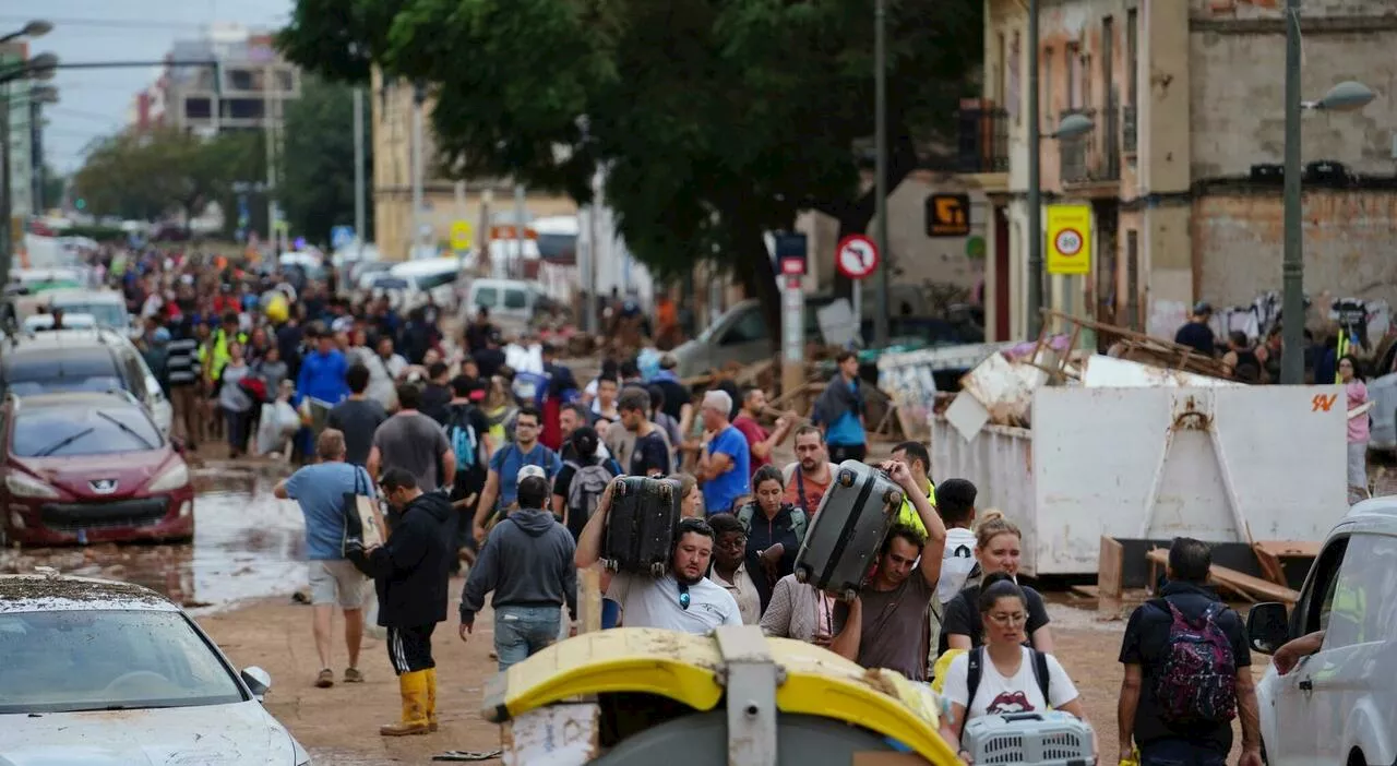 Valencia, non arrivano gli aiuti e i cadaveri ancora nelle auto. «Siamo stati abbandonati»