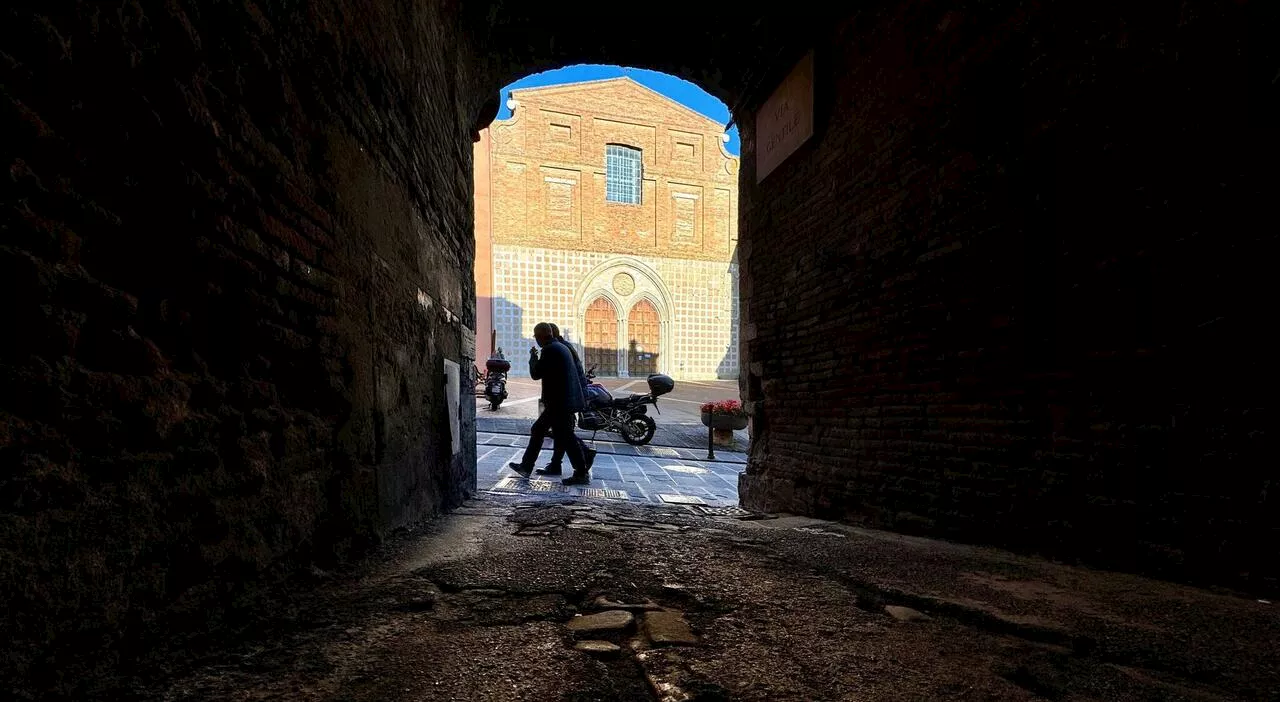 Violentata per strada a Perugia, l'uomo di Tinder cercato con le telecamere del bar. E le ragazze comprano lo