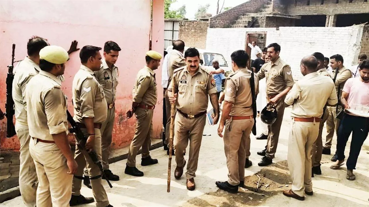 हाथरस में भयंकर सड़क हादसा, मंदिर से दर्शन कर लौट रहे लोगों की कार डिवाइडर से टकराकर पलटी, चार लोगों की मौत