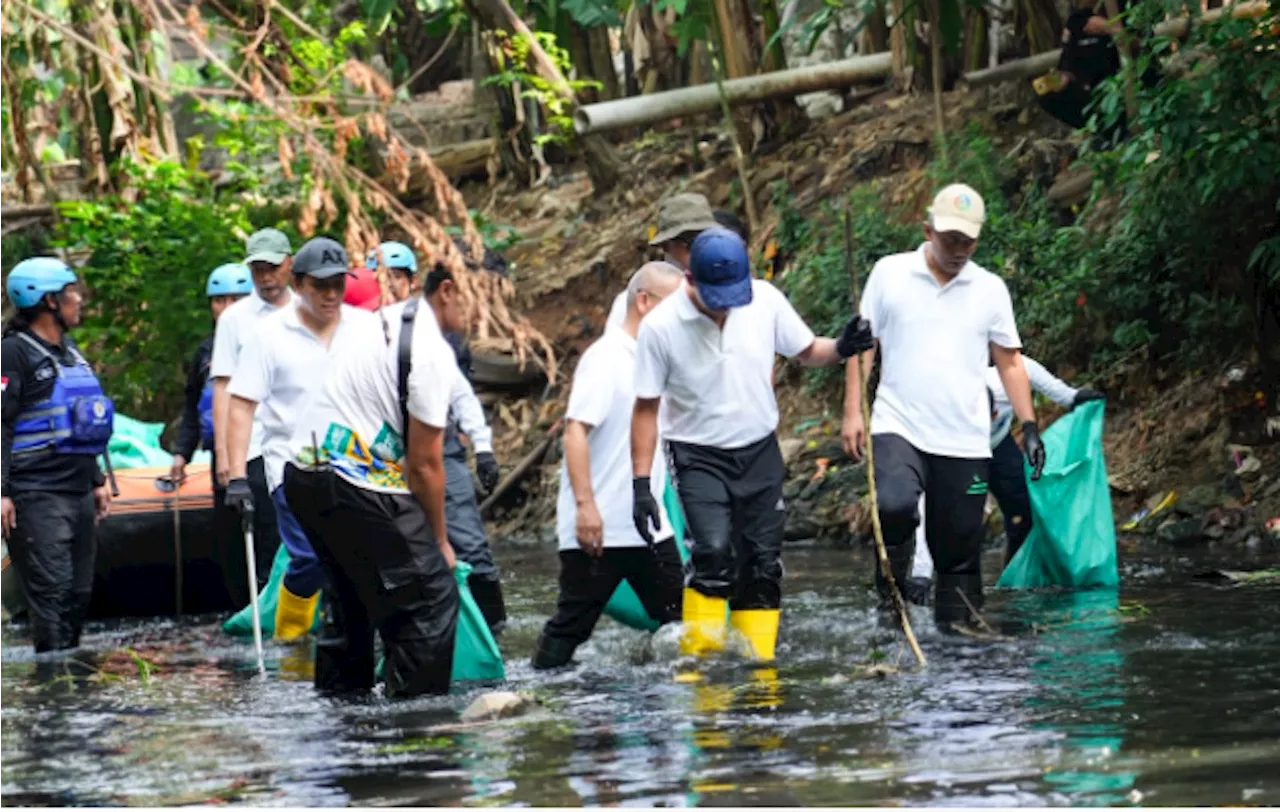 Menteri LH Hanif Faisol Terjun Langsung Bersihkan Sampah di Kali Cipinang