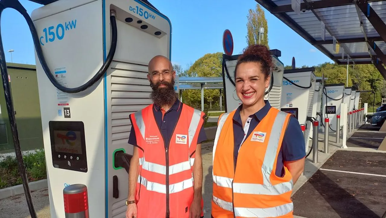 Les bornistes, ces nouveaux pompistes des stations TotalEnergies