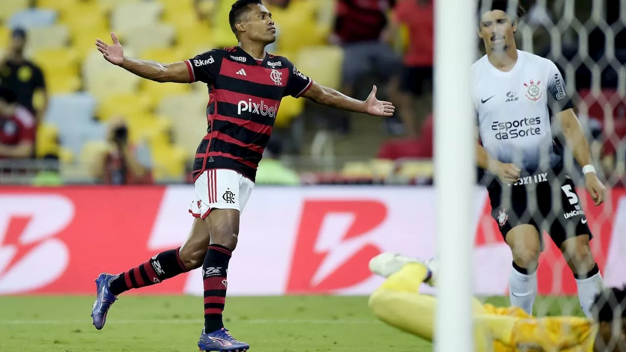 Alex Sandro e David Luiz voltam a treinar com o grupo do Flamengo