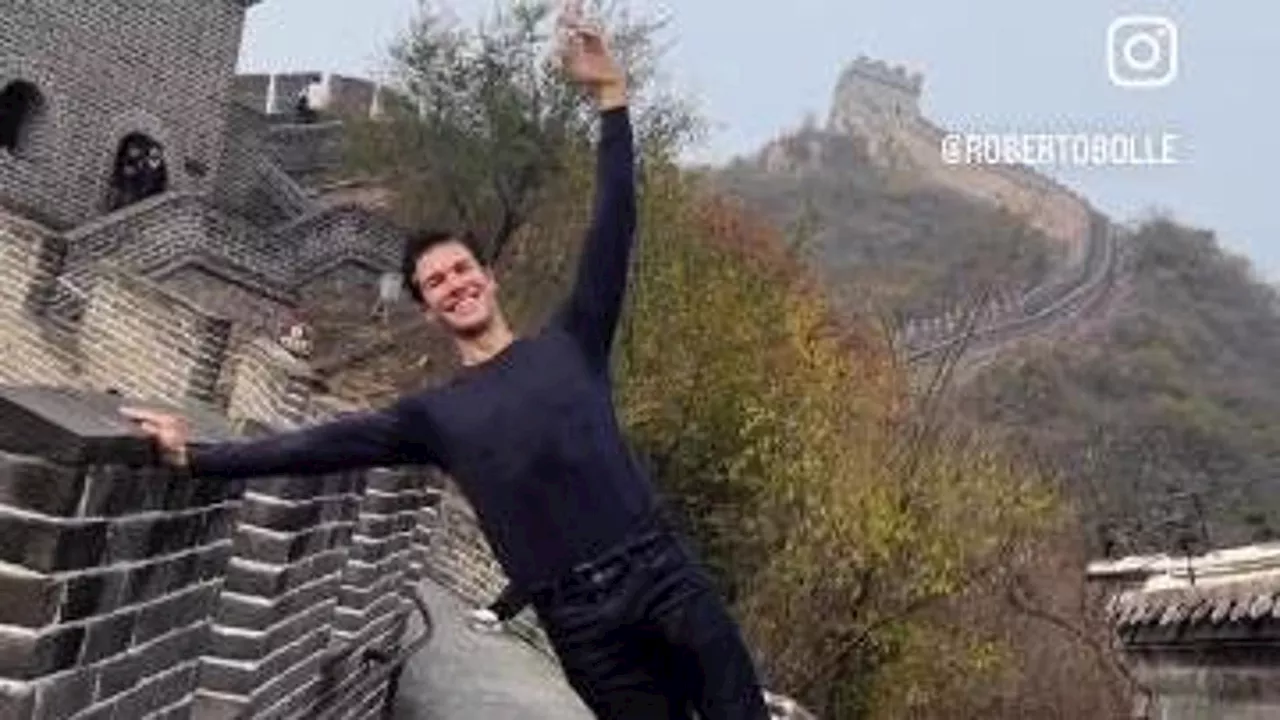 Roberto Bolle incanta anche la Cina: passi di danza sospesi tra cielo e Grande Muraglia