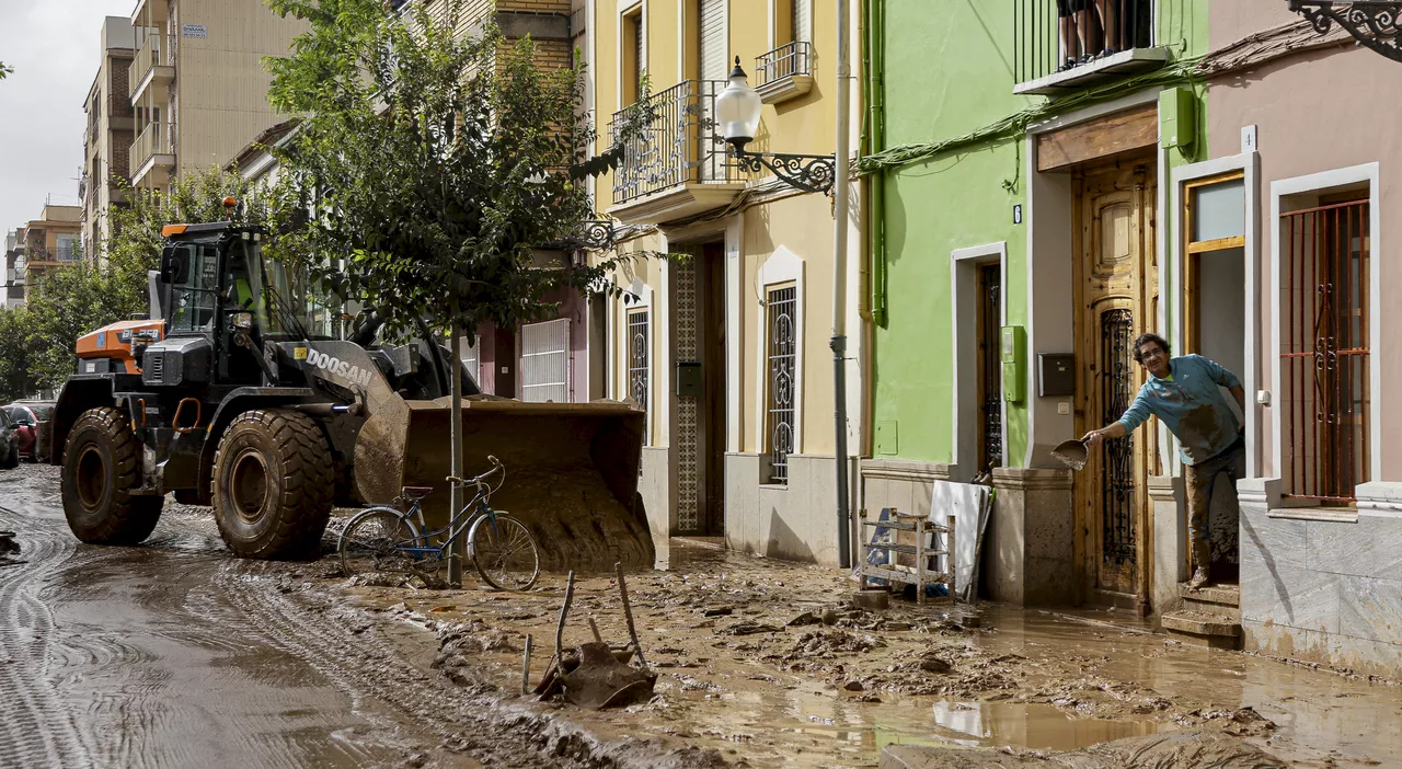 Alluvione a Valencia, arrivano gli sciacalli: furti nelle case allagate e soccorsi rallentati