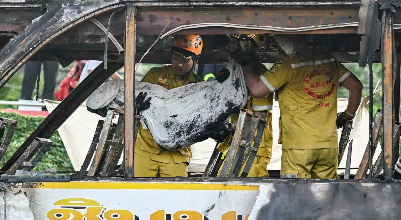 Incendio sullo scuolabus, morti 22 bambini e 3 insegnanti: la strage in Thailandia