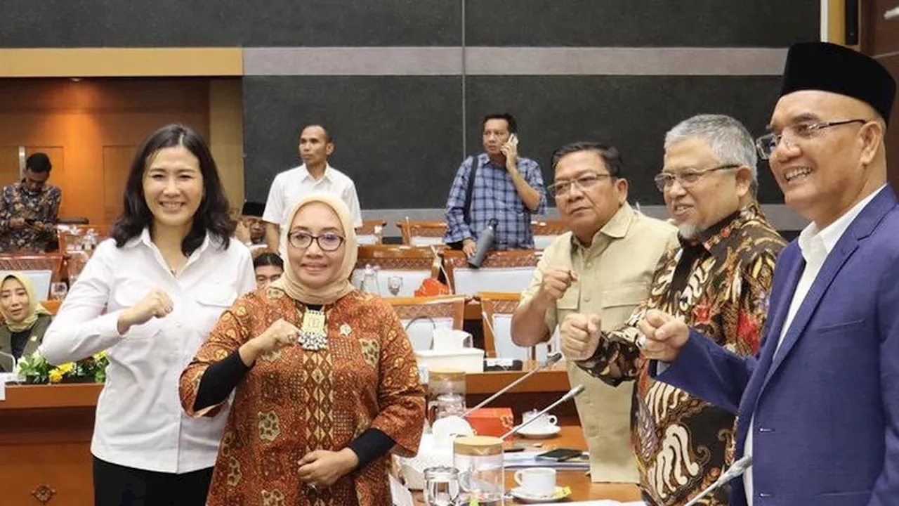 6 Gaya Semi Formal Veronica Tan, Pakai Kemeja Putih di Rapat Perdana Jadi Wakil Menteri