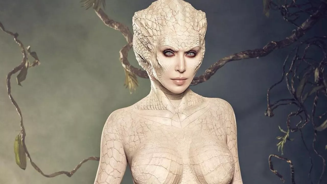 Kim Kardashian Bertranformasi Jadi Buaya Albino untuk Halloween, Tubuhnya Penuh Sisik