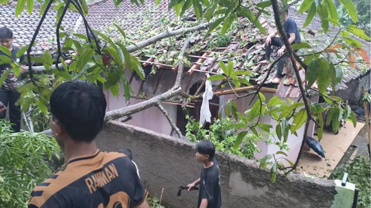 Angin Kencang Terjang Bandung Barat, 144 Rumah Rusak dan 10 Orang Luka