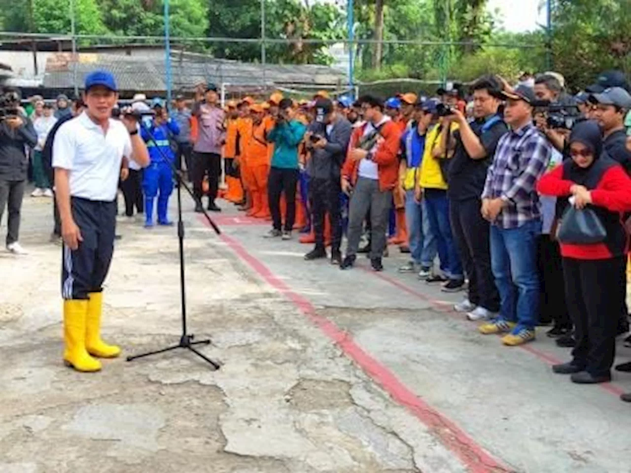 Lakukan Aksi Bersih Sungai, Menteri LH Sebut Kondisi Sungai di Jakarta Memprihatinkan