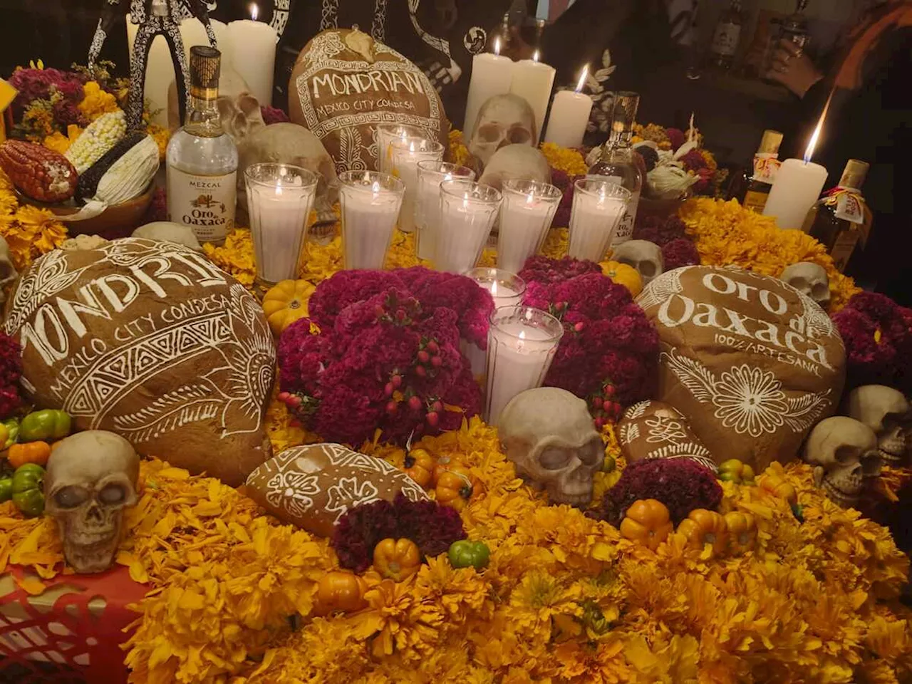 Retoman tradición oaxaqueña en la ofrenda de Día de Muertos que montan en Mondrian