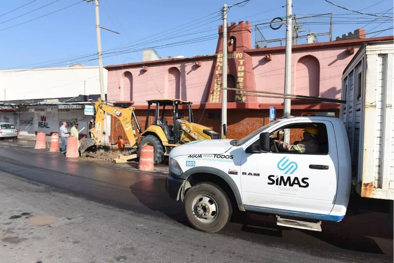 Simas Torreón trabaja en reparación de tubería en bulevar Revolución y calle Múzquiz