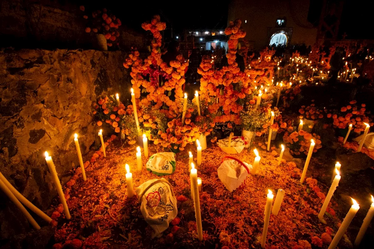 Tradición y misticismo en Cuanajo: caballos cargan ofrendas en la Noche de Muertos