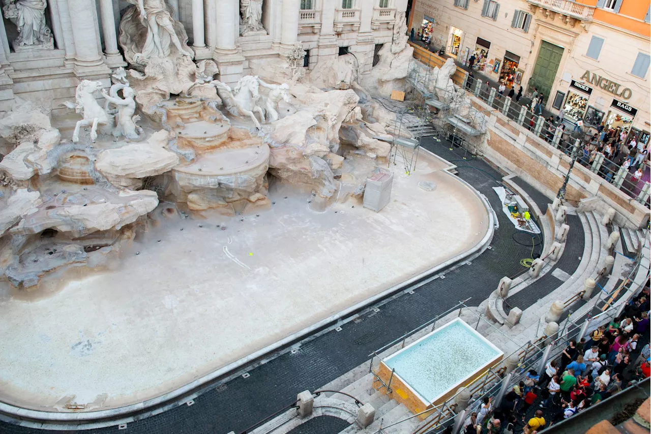 Trevi-Brunnen leergepumpt und Becken für Münzwurf aufgebaut