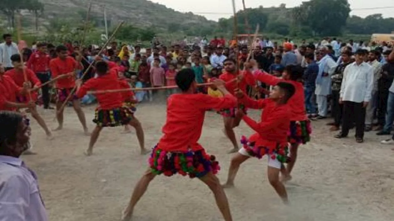 दीपावली के पर्व में युद्ध का मैदान बना बुंदेलखंड, ढोलक की थाप लाठियां से एक दूसरे पर करते है वार