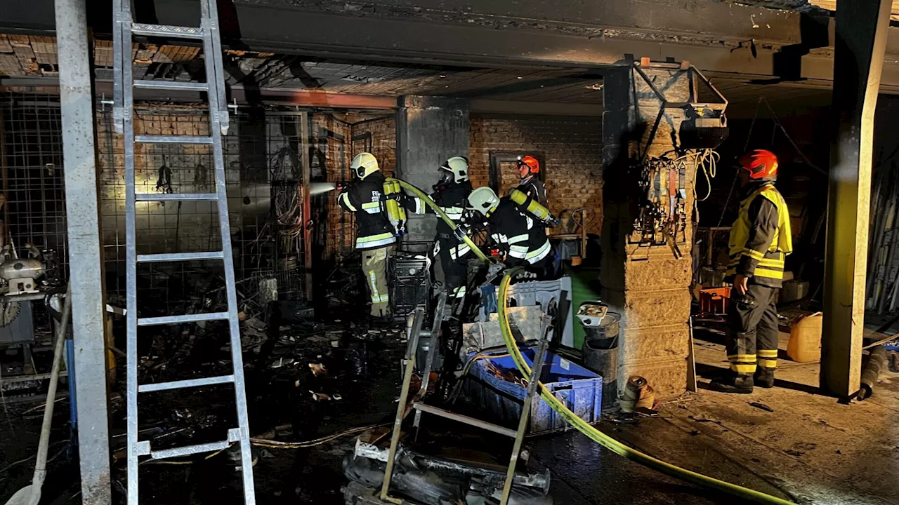 Eine Lagerhalle in Angern brannte lichterloh