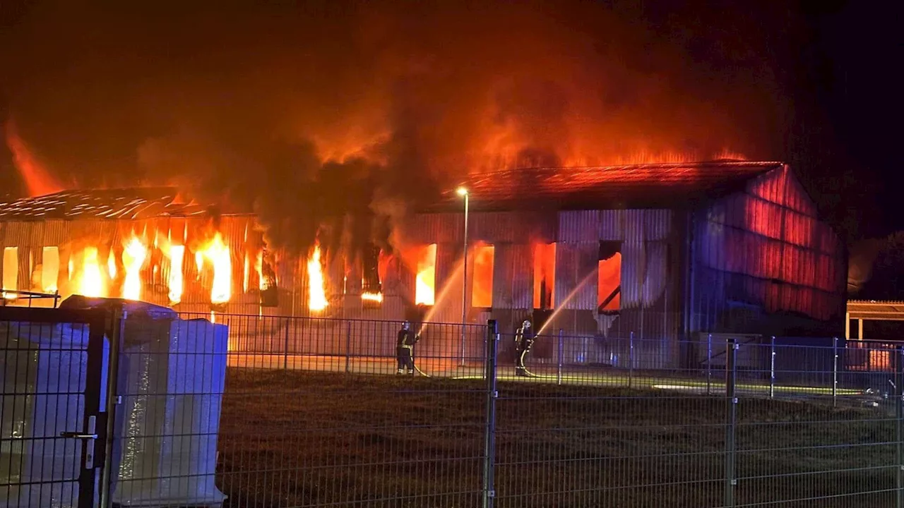 Lagerhalle stand in Vollbrand