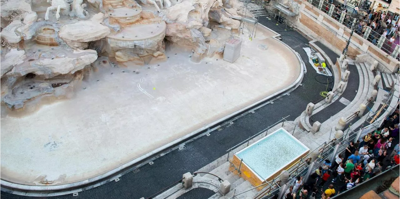 Trevi-Brunnen leergepumpt und Becken f&uuml;r M&uuml;nzwurf aufgebaut