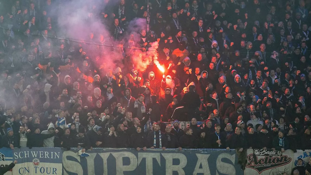 Nordrhein-Westfalen: Gewalt in Stadien: SPD hat Fragen an Reul