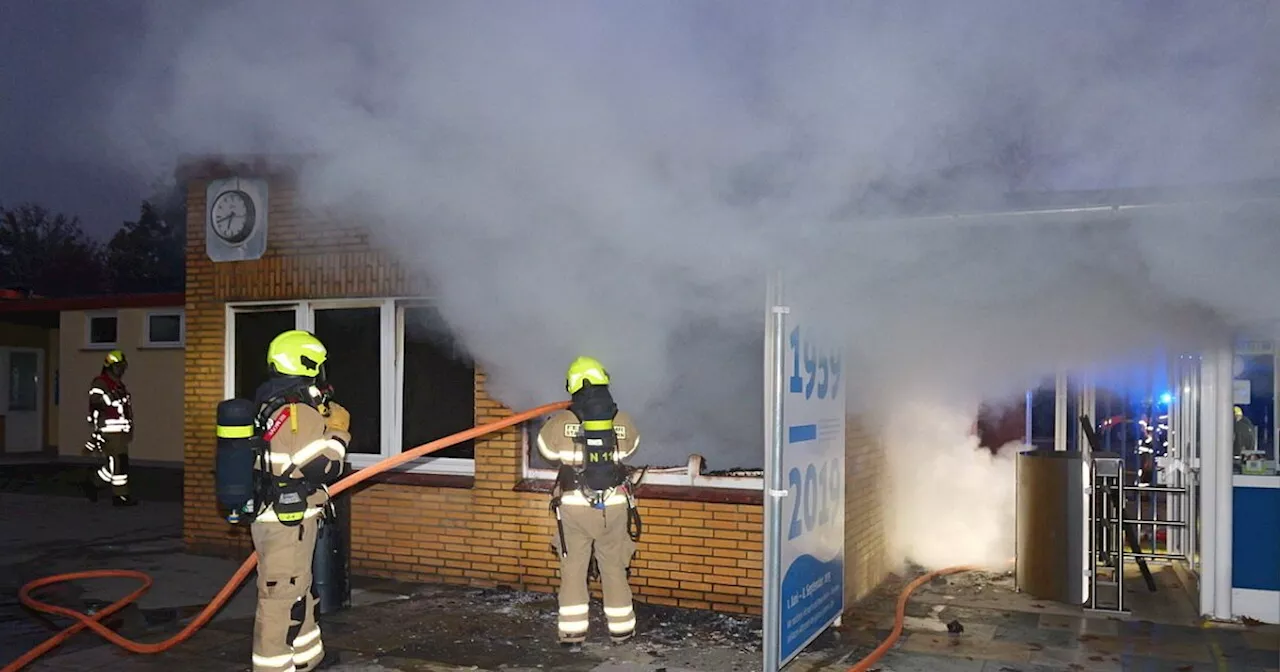 Feuer im Eingangsbereich des Paderborner Waldbades