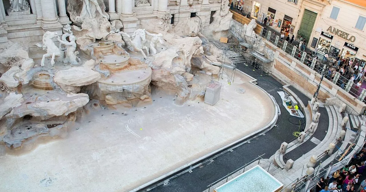 Trevi-Brunnen leergepumpt und Becken für Münzwurf aufgebaut