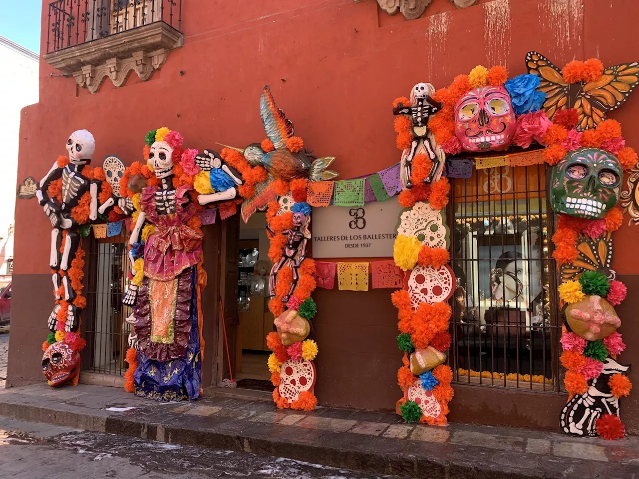 Brilla San Miguel de Allende con las decoraciones del Día de Muertos