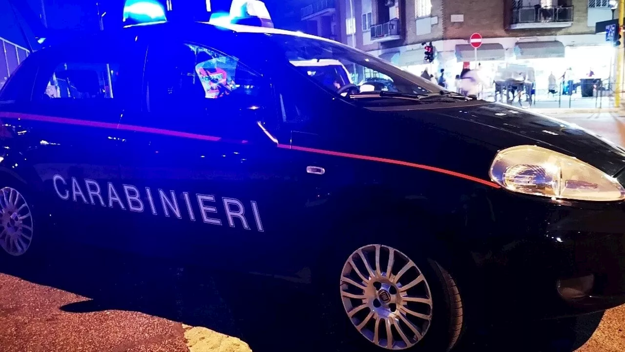 Assalto a una gioielleria nella notte: rubati orologi e preziosi esposti