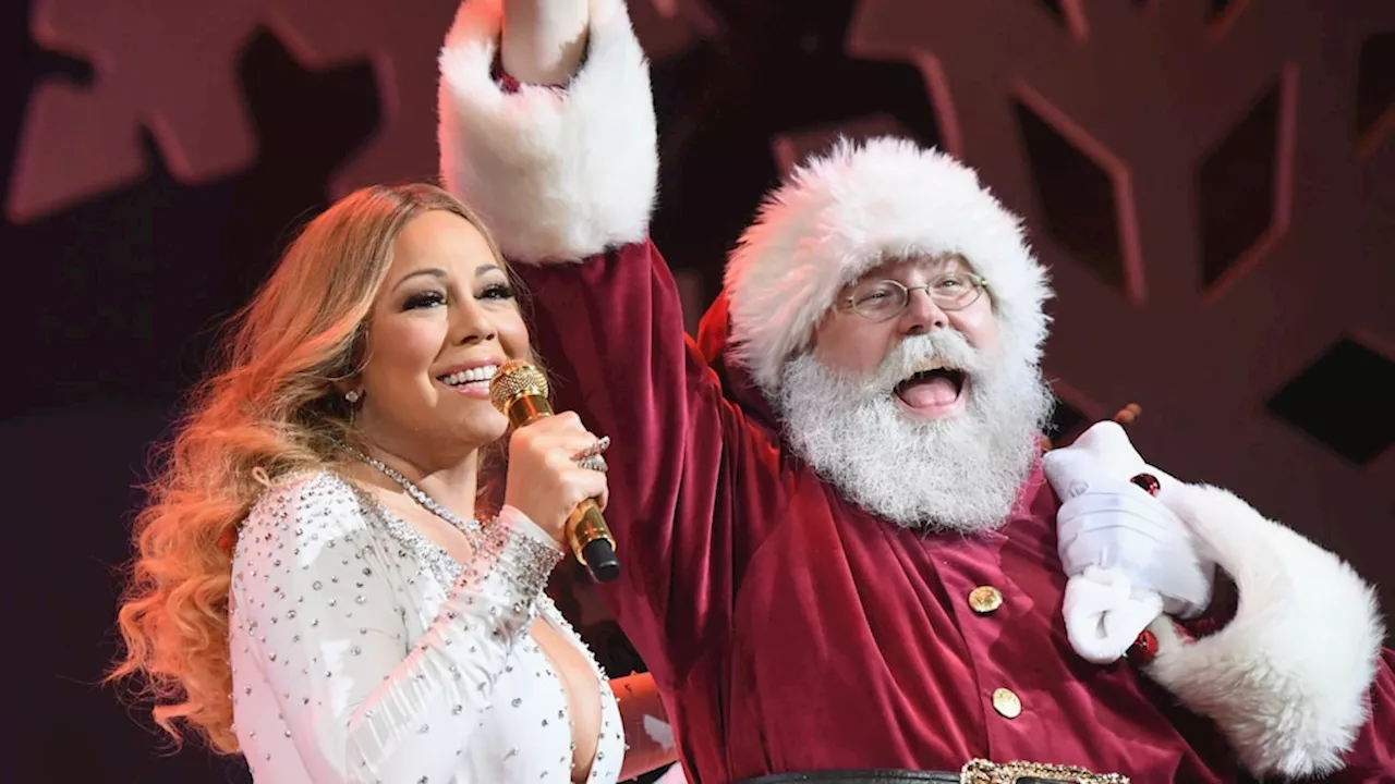 Mariah Carey verkleed als Morticia Addams bij inluiden kerstseizoen