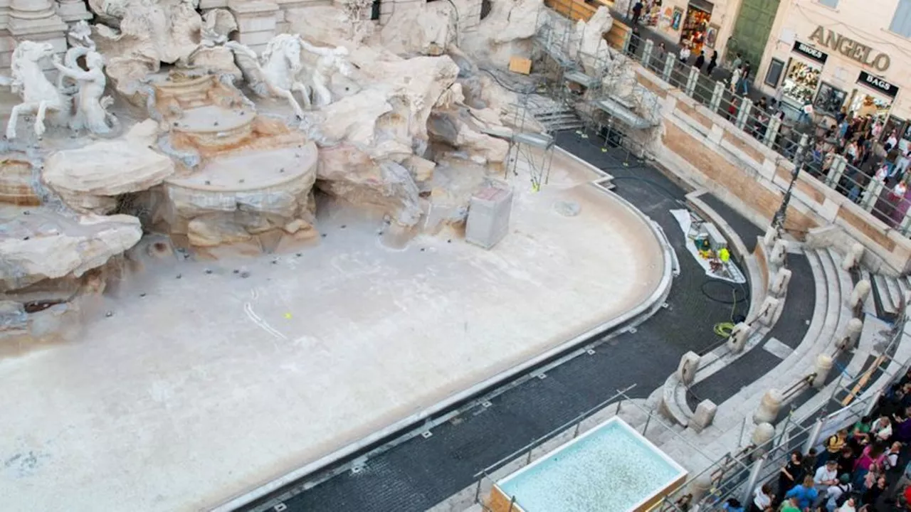 Rom: Trevi-Brunnen leergepumpt und Becken für Münzwurf aufgebaut