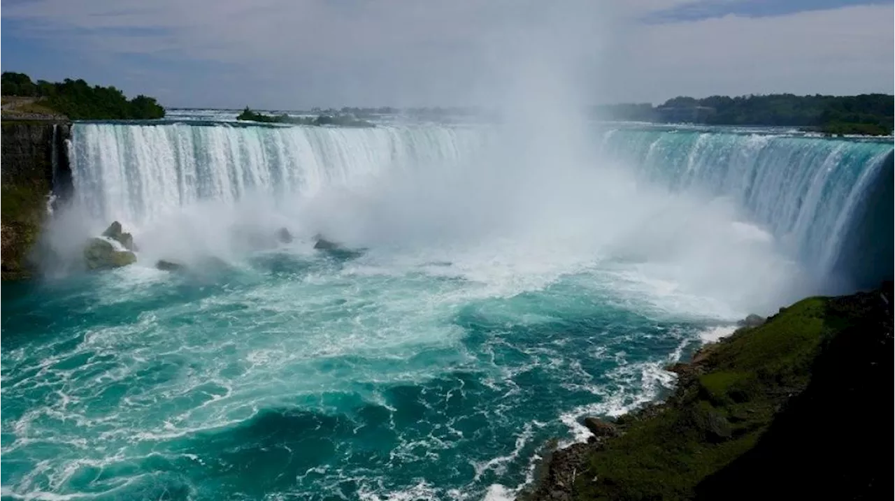 Detik-Detik Ibu dan 2 Anak Lompat dari Air Terjun Niagara, Rekaman CCTV Terungkap?