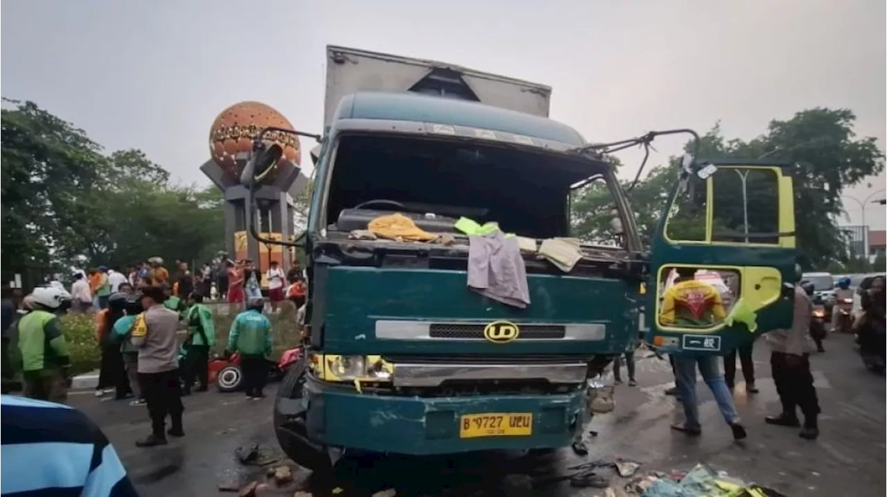 Polisi Pastikan Tak Ada Korban Jiwa, Begini Detik-detik Truk Kontainer Tabrak 16 Kendaraan di Tangerang