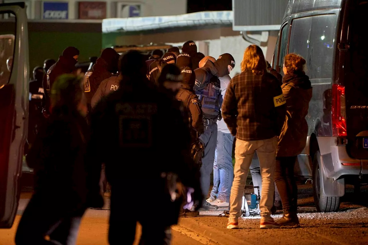 Rechtsextreme Fassfabrik muss ausziehen: Zivilgesellschaft vertreibt Rechtsextreme