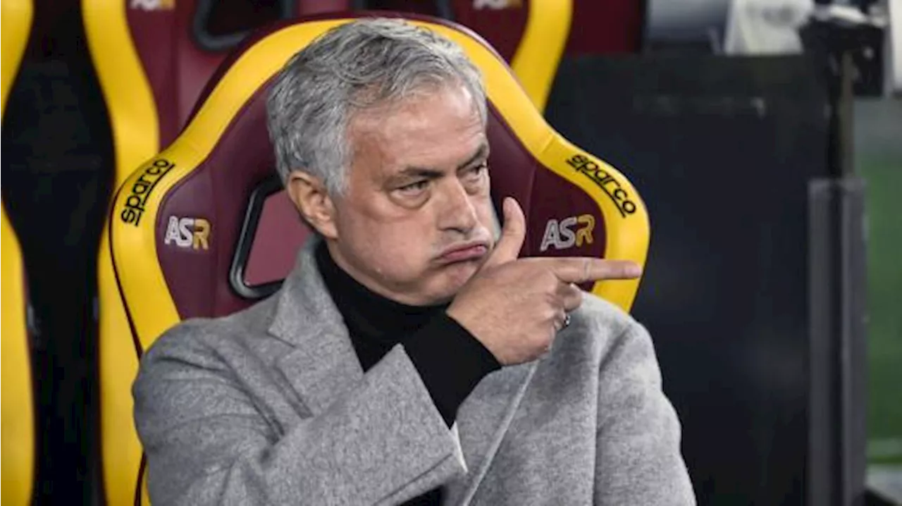 Fenerbahce, assurdo: un giocatore sbatte contro Mourinho e gli procura un infortunio