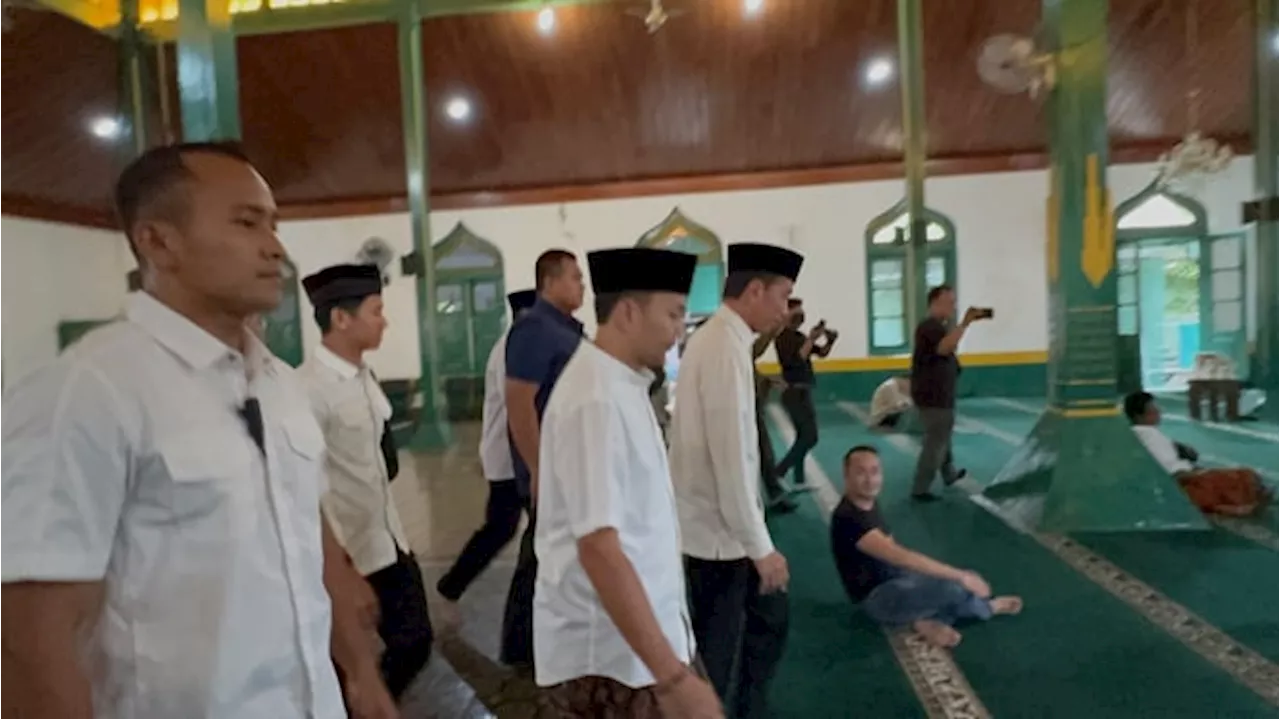 Didampingi Cawalkot Solo Respati, Begini Momen Jokowi Salat Jumat di Masjid 'Mangkunegaran'