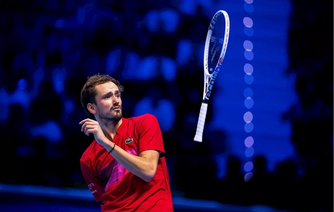 ATP Finals : Daniil Medvedev pète les plombs, jette sa raquette, casse un micro et fait le cirque face à Taylor Fritz