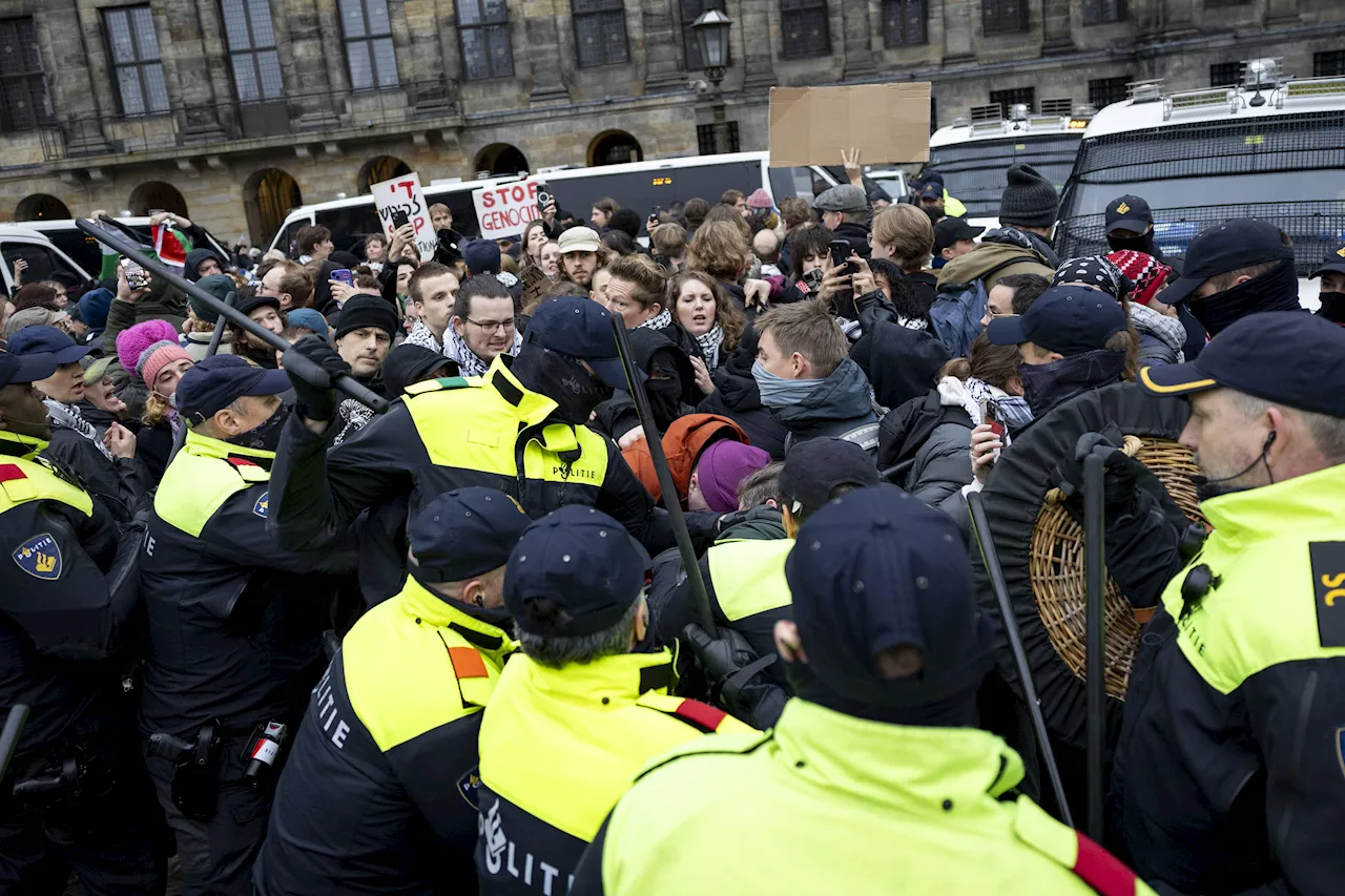 Manifestanti pro-Palestina ad Amsterdam, al corteo scontri con la polizia: almeno 100 arresti