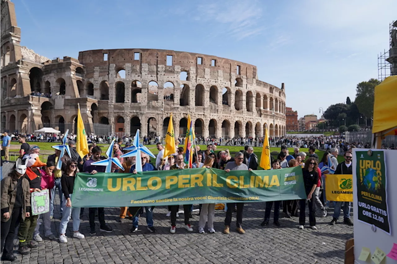 Un urlo per il clima in 30 città alla vigilia di Cop29